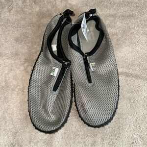 Easy USA Men’s Wave Zipper Water Shoes Size 9 Silver Mesh Aqua Socks NWT M1195